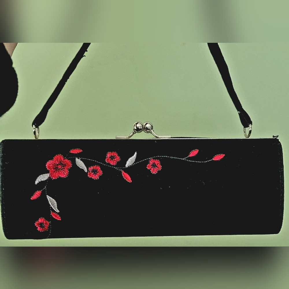 Elegant Black Floral Embroidered Clutch